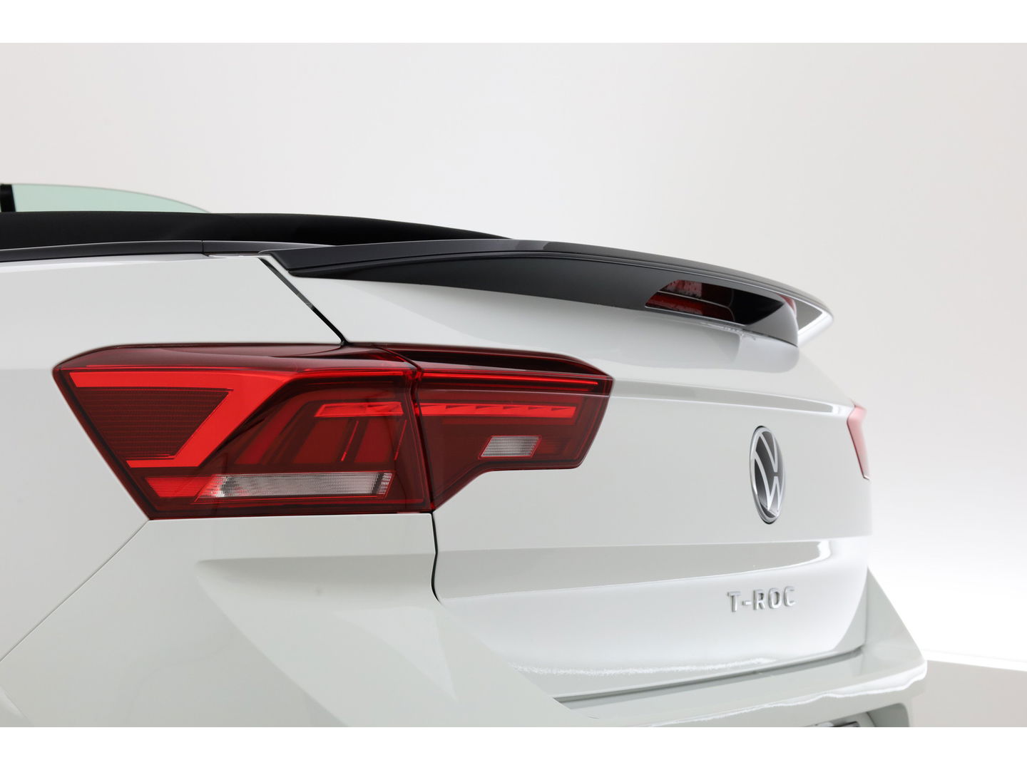 Volkswagen T-Roc Cabrio 1.5 TSI R-Line DSG Black Style | Digi. Dashboard | Stoelverw. | 18'' | PDC | Adapt. Cruise | Navi + CarPlay | Dodehoekdet.