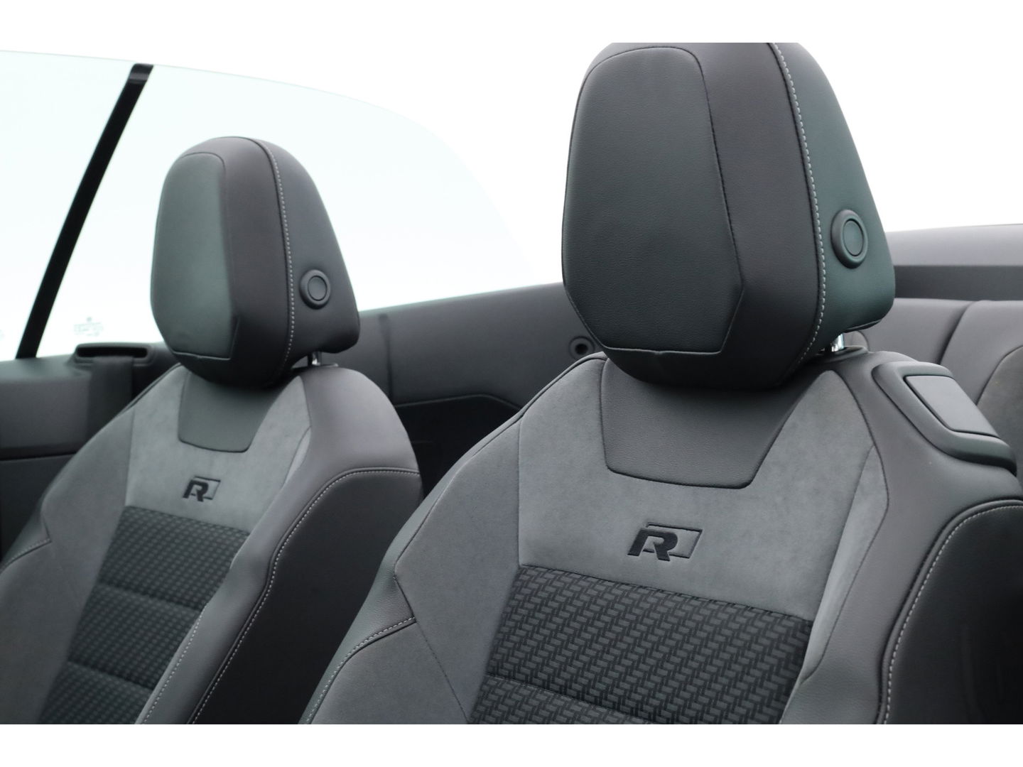 Volkswagen T-Roc Cabrio 1.5 TSI R-Line DSG Black Style | Digi. Dashboard | Stoelverw. | 18'' | PDC | Adapt. Cruise | Navi + CarPlay | Dodehoekdet.