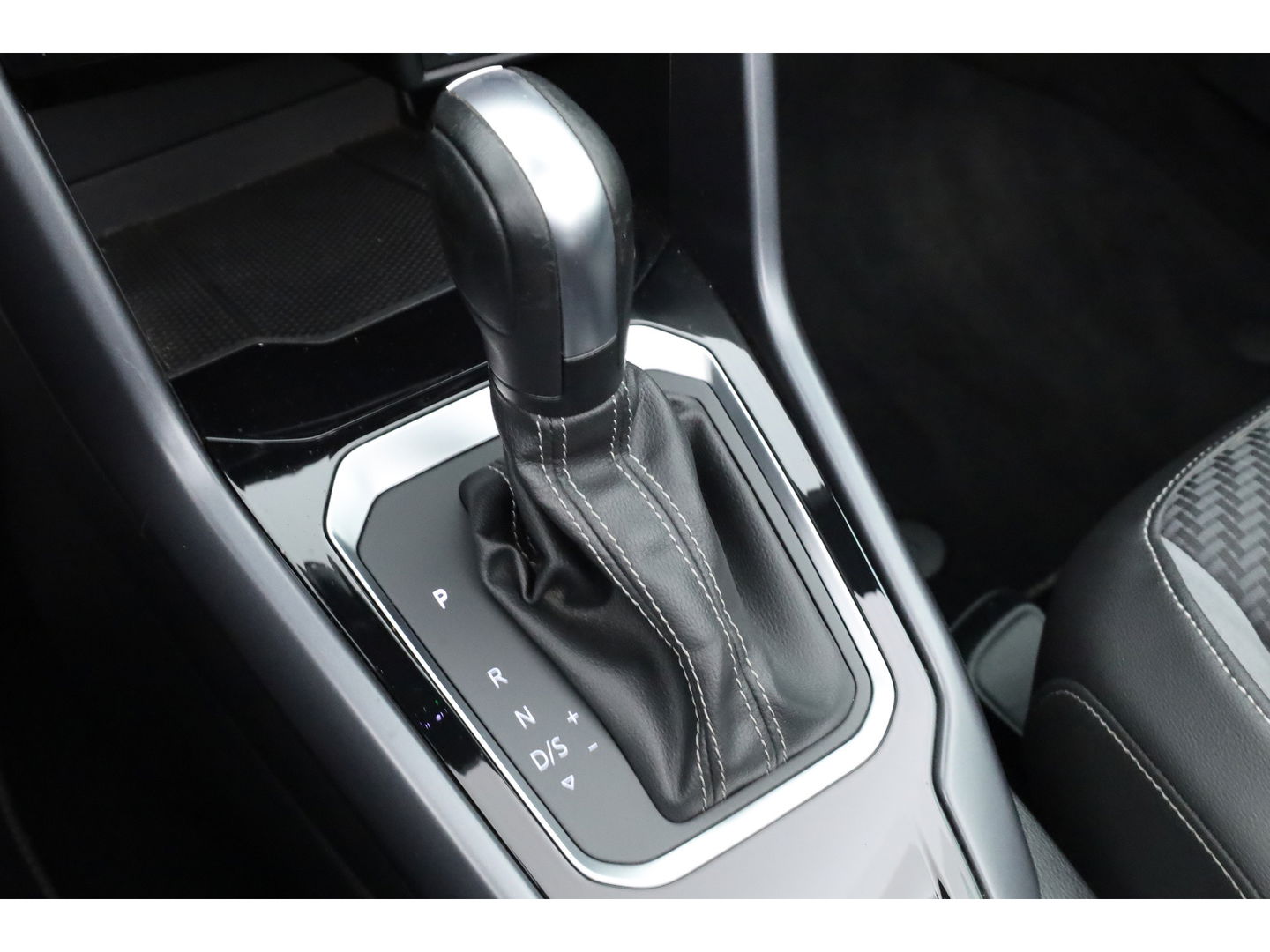 Volkswagen T-Roc Cabrio 1.5 TSI R-Line DSG Black Style | Digi. Dashboard | Stoelverw. | 18'' | PDC | Adapt. Cruise | Navi + CarPlay | Dodehoekdet.