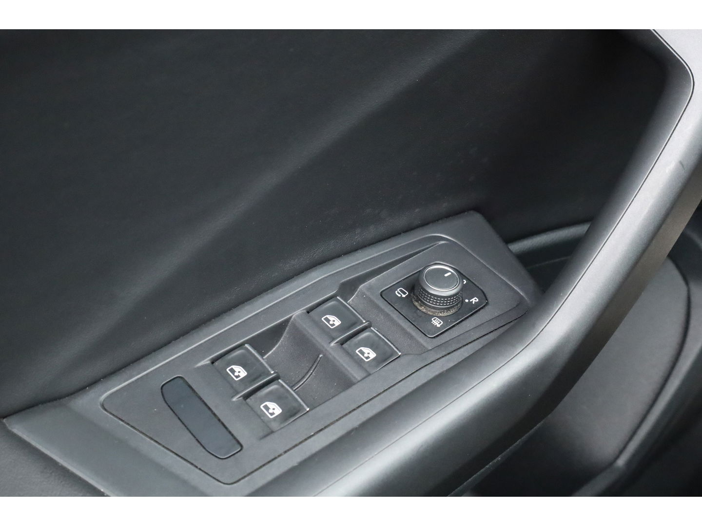 Volkswagen T-Roc Cabrio 1.5 TSI R-Line DSG Black Style | Digi. Dashboard | Stoelverw. | 18'' | PDC | Adapt. Cruise | Navi + CarPlay | Dodehoekdet.