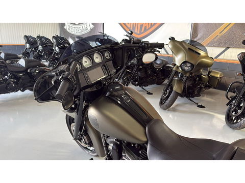 Harley Davidson FLHXS Street Glide Special Street glide  Mat Groen Blackout