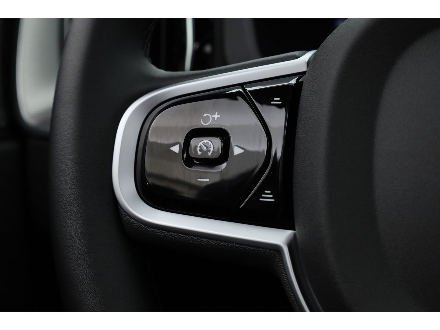 Volvo XC60 T8 Plug-in hybrid Plus Black Edition | Vapour Grey | Pano | Elek. Trekhaak | Memory | H&K Audio | HUD | 360cam