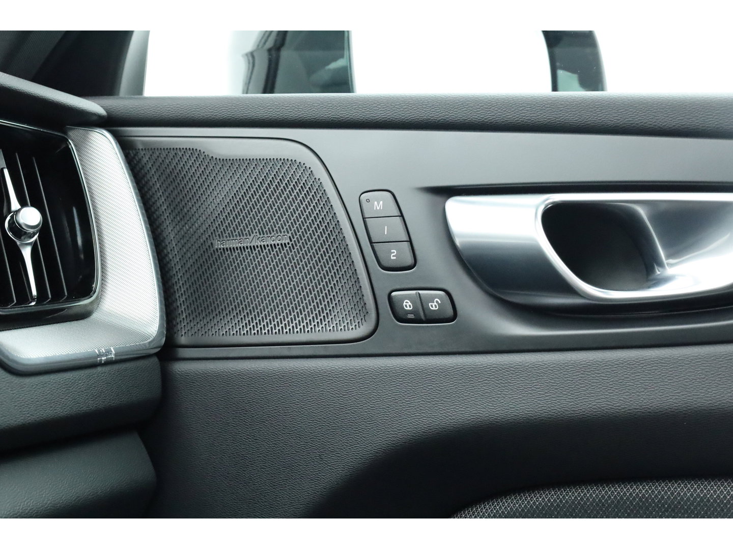 Volvo XC60 T8 Plug-in hybrid Plus Black Edition | Vapour Grey | Pano | Elek. Trekhaak | Memory | H&K Audio | HUD | 360cam