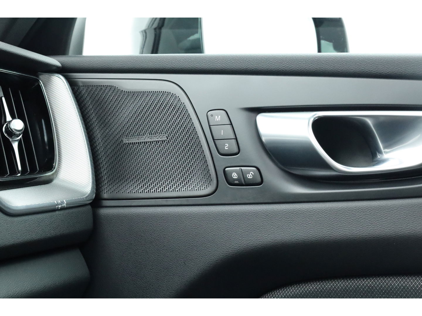 Volvo XC60 T8 Plug-in hybrid Plus Black Edition | Vapour Grey | Pano | Elek. Trekhaak | Memory | H&K Audio | HUD | 360cam