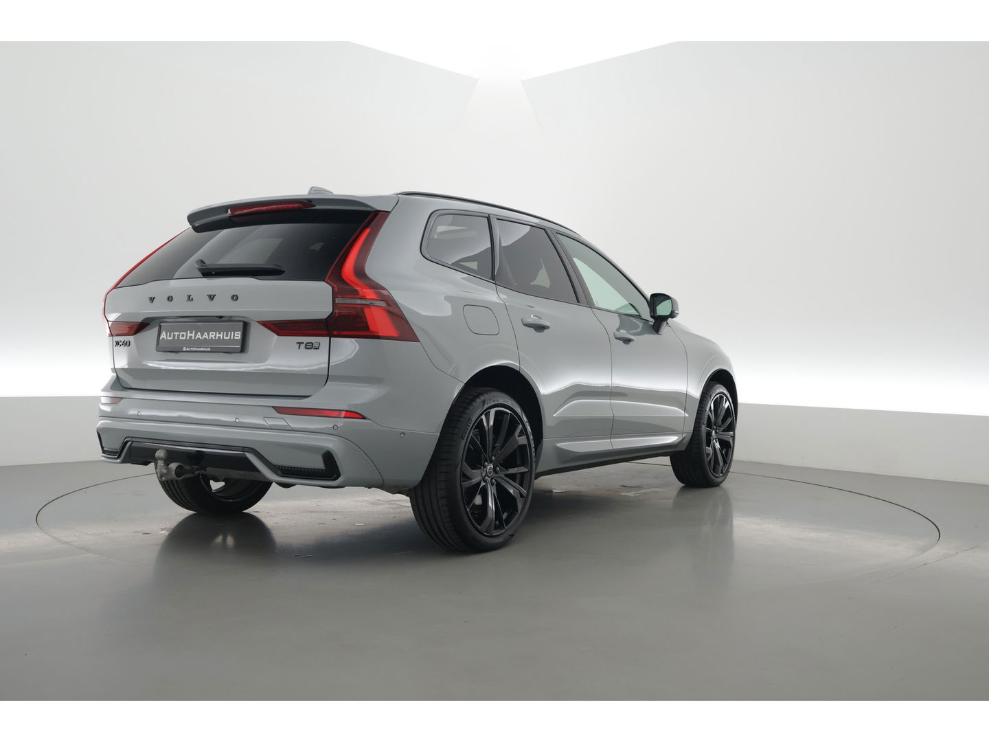 Volvo XC60 T8 Plug-in hybrid Plus Black Edition | Vapour Grey | Pano | Elek. Trekhaak | Memory | H&K Audio | HUD | 360cam