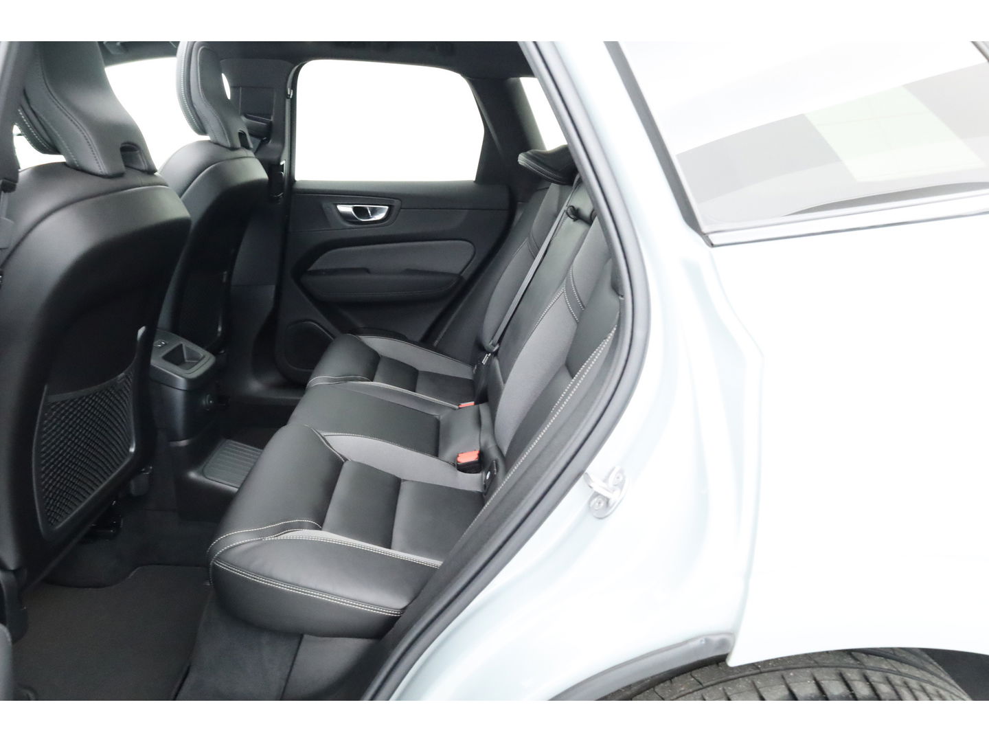 Volvo XC60 T8 Plug-in hybrid Plus Black Edition | Vapour Grey | Pano | Elek. Trekhaak | Memory | H&K Audio | HUD | 360cam