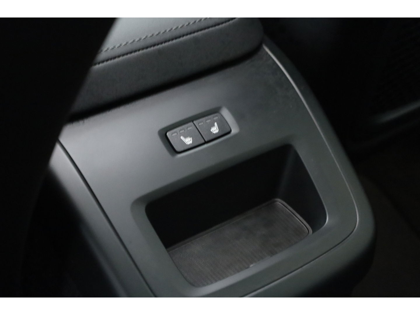 Volvo XC60 T8 Plug-in hybrid Plus Black Edition | Vapour Grey | Pano | Elek. Trekhaak | Memory | H&K Audio | HUD | 360cam