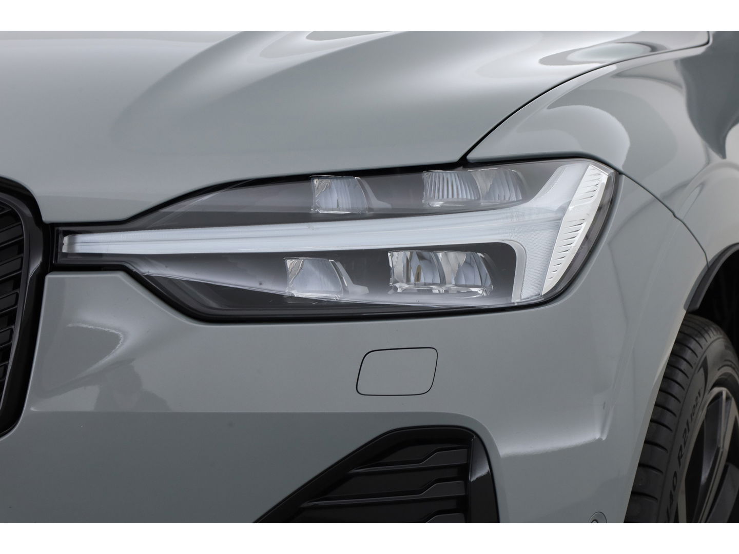 Volvo XC60 T8 Plug-in hybrid Plus Black Edition | Vapour Grey | Pano | Elek. Trekhaak | Memory | H&K Audio | HUD | 360cam