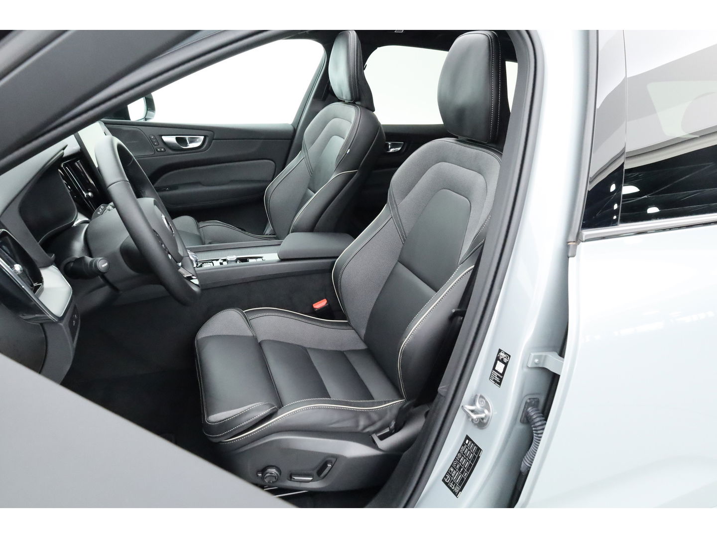 Volvo XC60 T8 Plug-in hybrid Plus Black Edition | Vapour Grey | Pano | Elek. Trekhaak | Memory | H&K Audio | HUD | 360cam