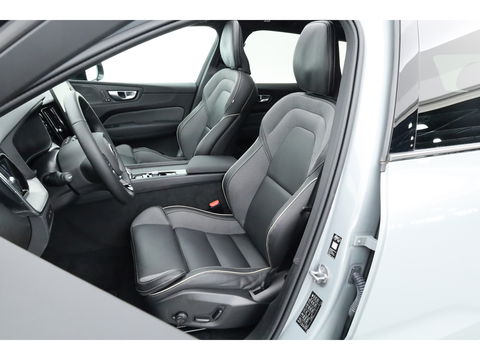 Volvo XC60 T8 Plug-in hybrid Plus Black Edition | Vapour Grey | Pano | Elek. Trekhaak | Memory | H&K Audio | HUD | 360cam