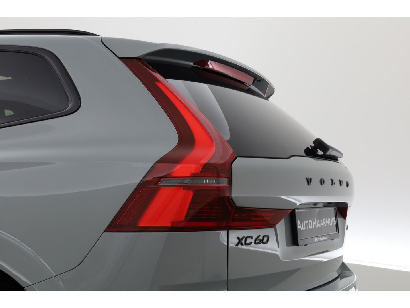 Volvo XC60 T8 Plug-in hybrid Plus Black Edition | Vapour Grey | Pano | Elek. Trekhaak | Memory | H&K Audio | HUD | 360cam