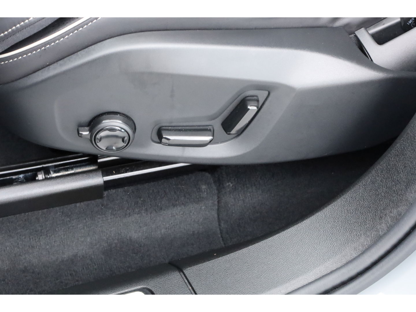 Volvo XC60 T8 Plug-in hybrid Plus Black Edition | Vapour Grey | Pano | Elek. Trekhaak | Memory | H&K Audio | HUD | 360cam