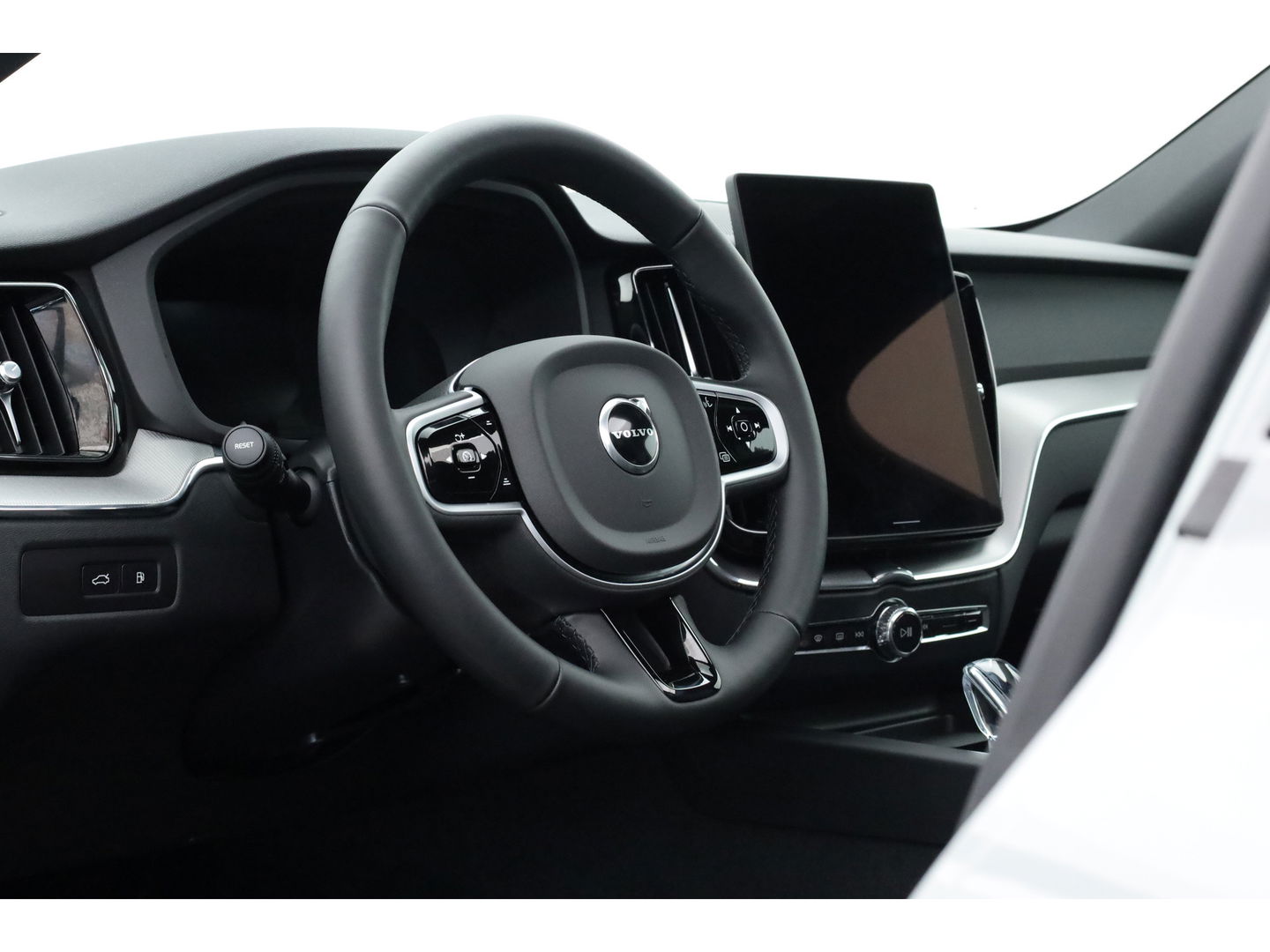 Volvo XC60 T8 Plug-in hybrid Plus Black Edition | Vapour Grey | Pano | Elek. Trekhaak | Memory | H&K Audio | HUD | 360cam