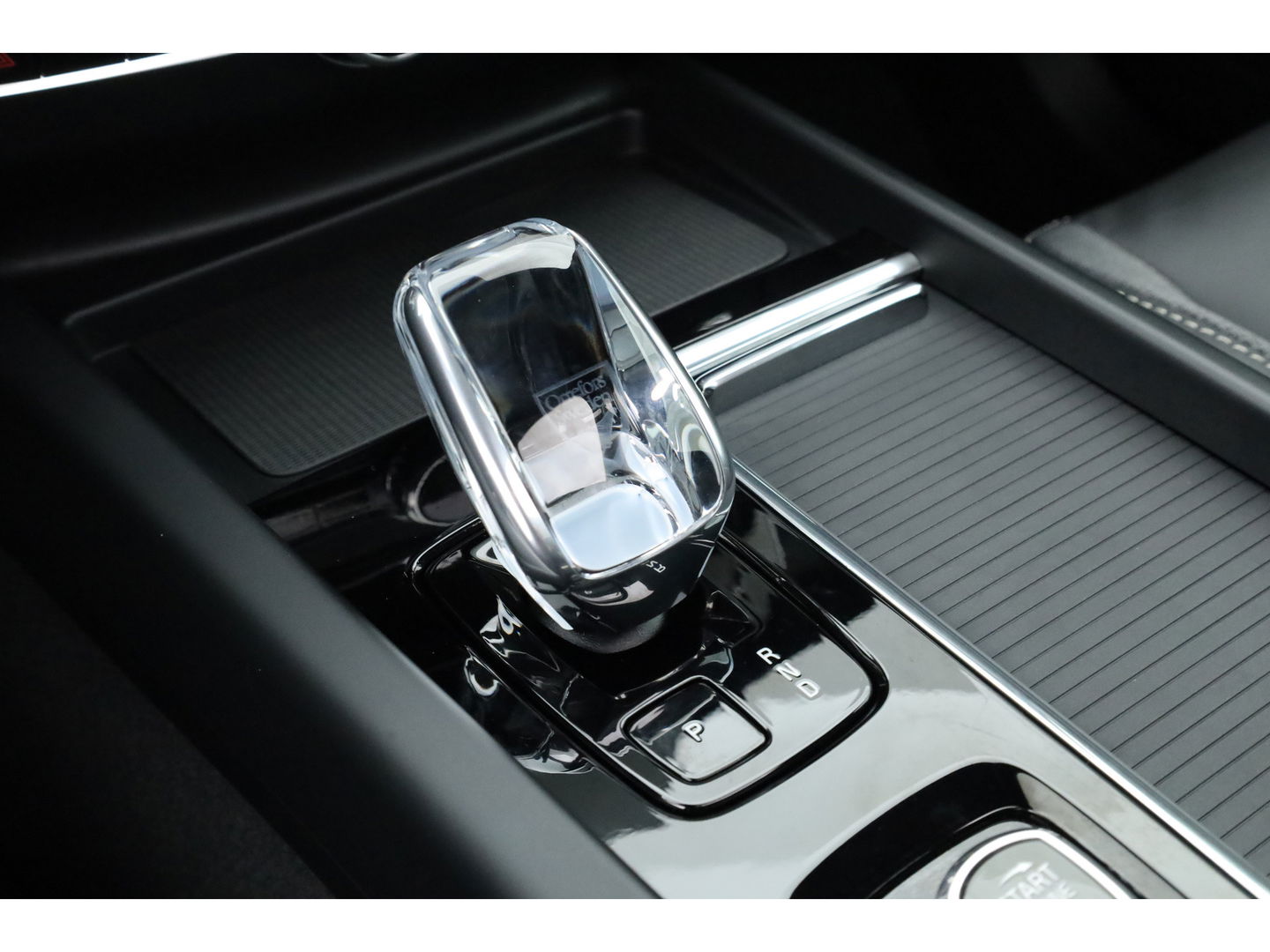 Volvo XC60 T8 Plug-in hybrid Plus Black Edition | Vapour Grey | Pano | Elek. Trekhaak | Memory | H&K Audio | HUD | 360cam