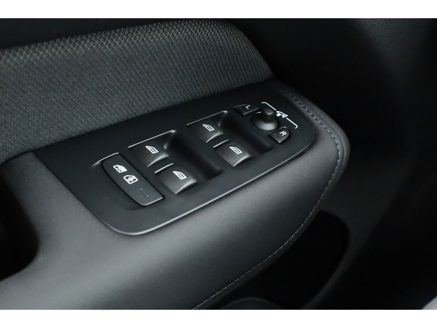 Volvo XC60 T8 Plug-in hybrid Plus Black Edition | Vapour Grey | Pano | Elek. Trekhaak | Memory | H&K Audio | HUD | 360cam