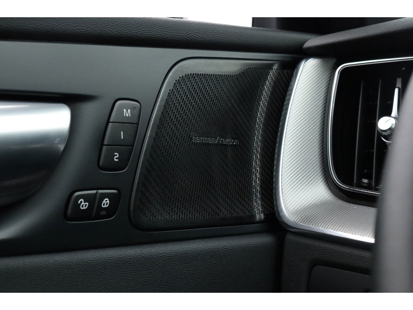 Volvo XC60 T8 Plug-in hybrid Plus Black Edition | Vapour Grey | Pano | Elek. Trekhaak | Memory | H&K Audio | HUD | 360cam