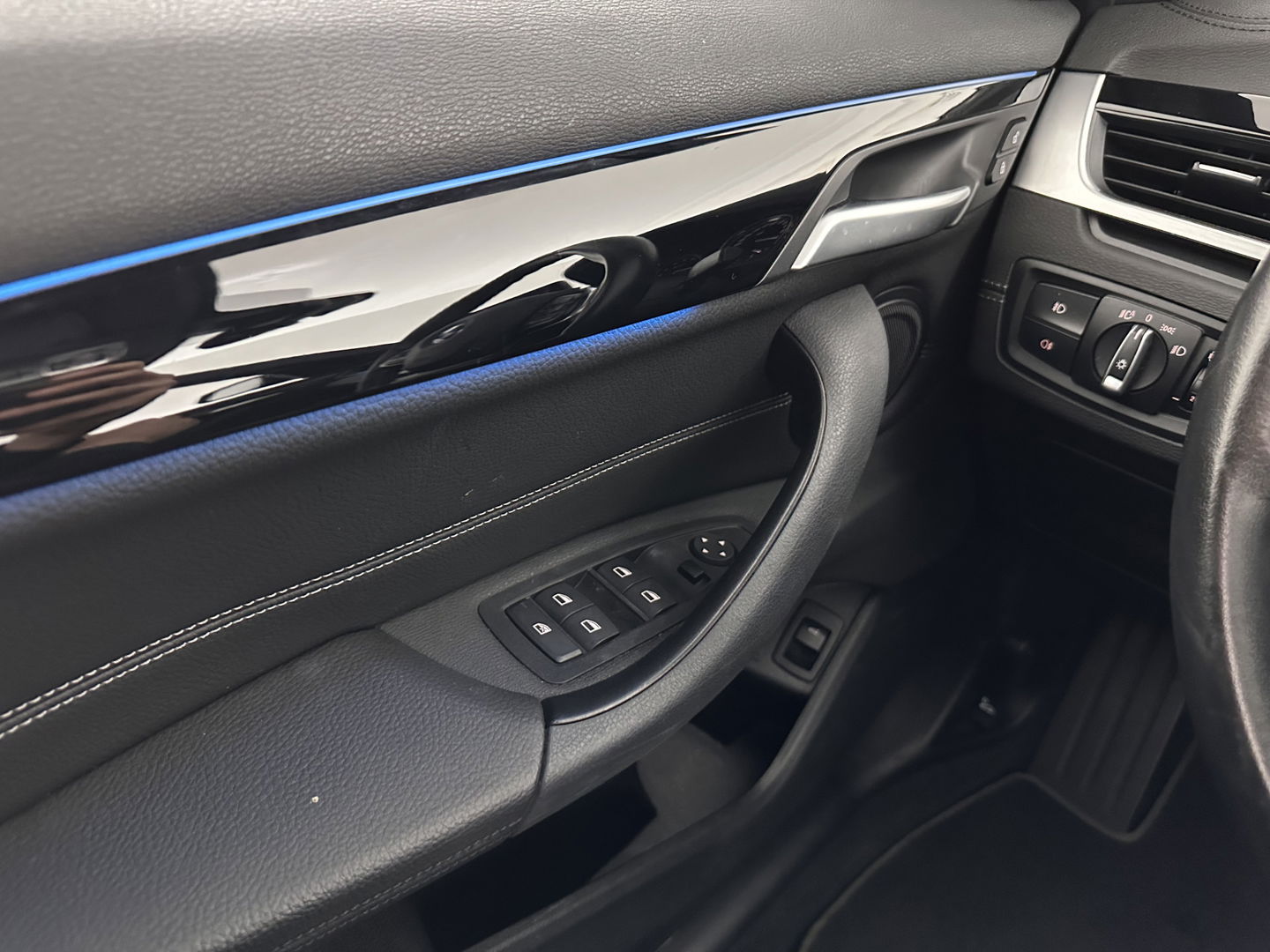 BMW X1 xDrive25e Business Edition Plus (INCL.BTW) Aut. *PANO | HEAD-UP | LEATHER | FULL-LED | HEATED-COMFORTSEATS | CAMERA | PRIVACY-GLASS | NAVI-FULLMAP | ECC | PDC | CRUISE | 18''ALU | TOWBAR*