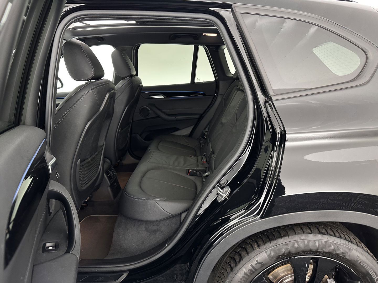 BMW X1 xDrive25e Business Edition Plus (INCL.BTW) Aut. *PANO | HEAD-UP | LEATHER | FULL-LED | HEATED-COMFORTSEATS | CAMERA | PRIVACY-GLASS | NAVI-FULLMAP | ECC | PDC | CRUISE | 18''ALU | TOWBAR*