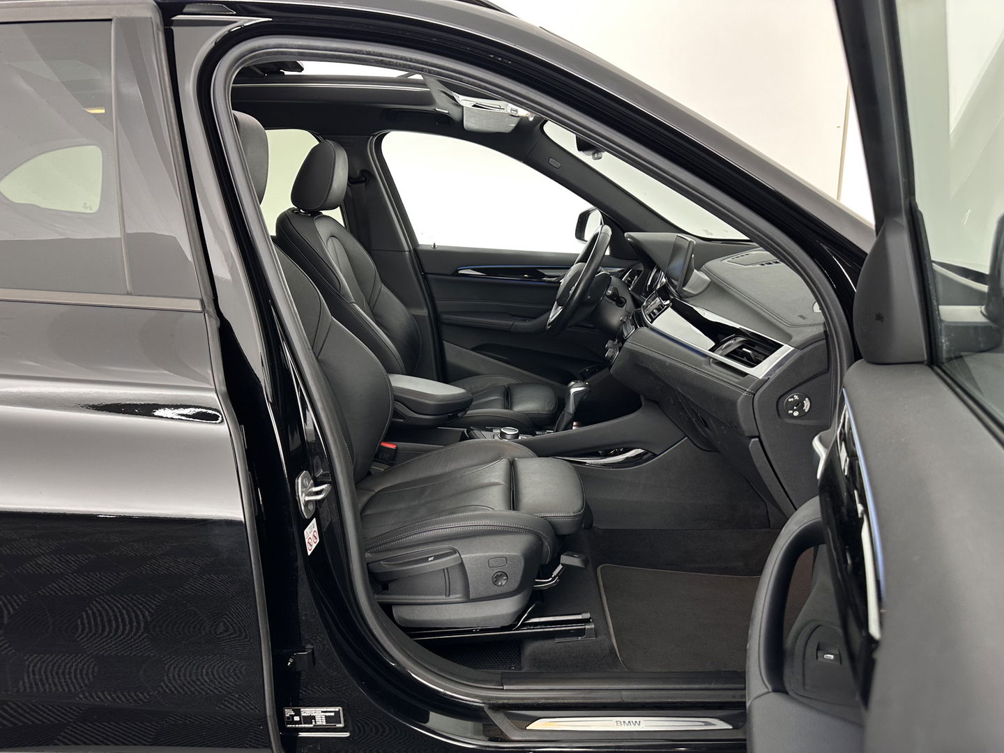 BMW X1 xDrive25e Business Edition Plus (INCL.BTW) Aut. *PANO | HEAD-UP | LEATHER | FULL-LED | HEATED-COMFORTSEATS | CAMERA | PRIVACY-GLASS | NAVI-FULLMAP | ECC | PDC | CRUISE | 18''ALU | TOWBAR*