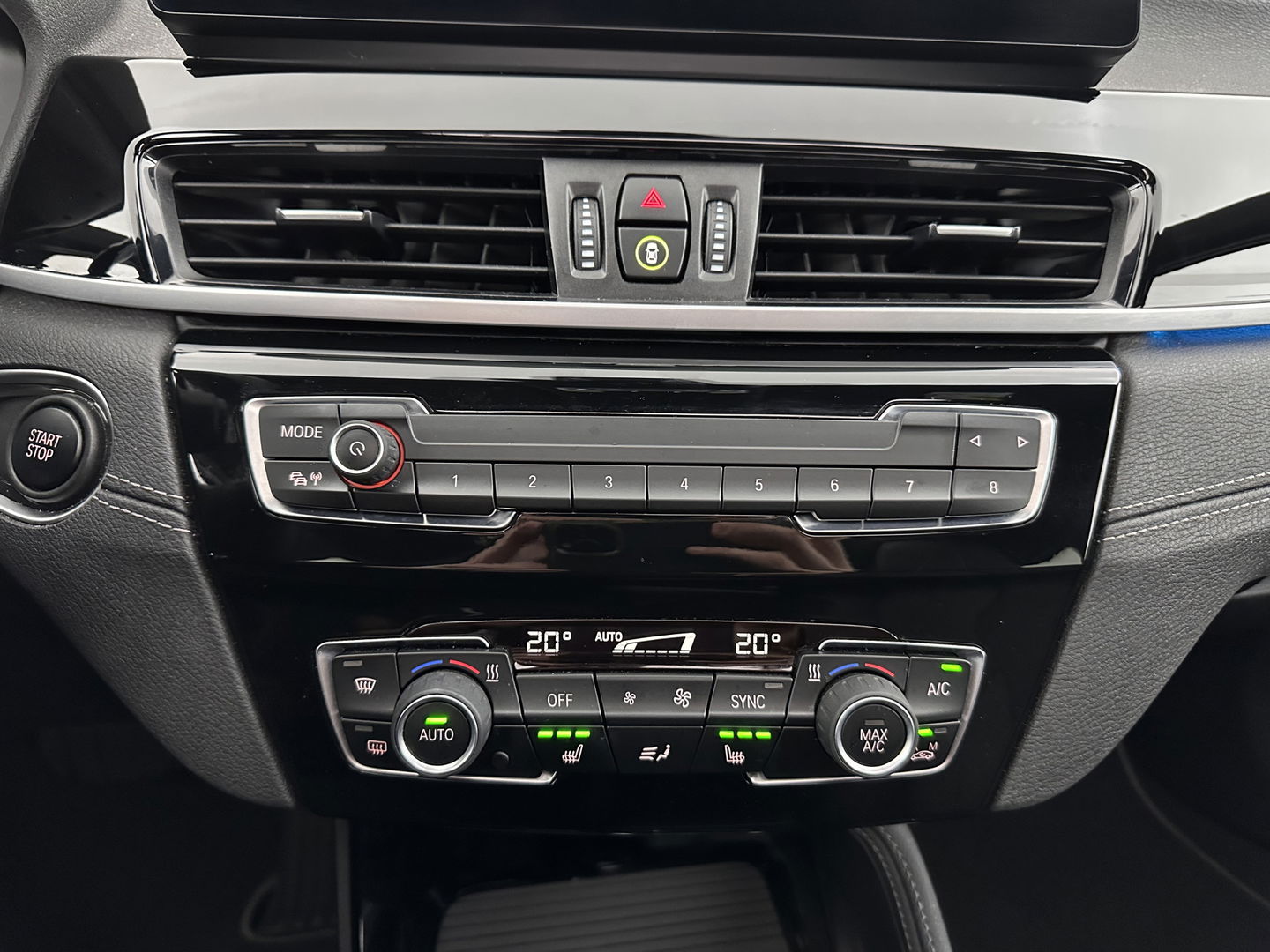 BMW X1 xDrive25e Business Edition Plus (INCL.BTW) Aut. *PANO | HEAD-UP | LEATHER | FULL-LED | HEATED-COMFORTSEATS | CAMERA | PRIVACY-GLASS | NAVI-FULLMAP | ECC | PDC | CRUISE | 18''ALU | TOWBAR*