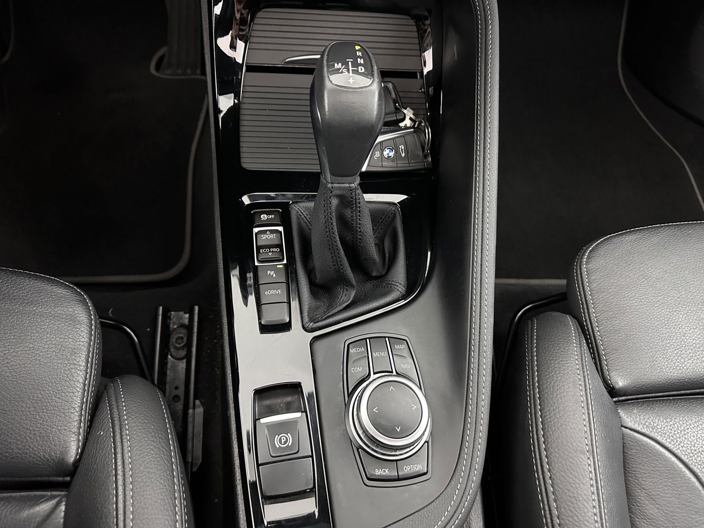 BMW X1 xDrive25e Business Edition Plus (INCL.BTW) Aut. *PANO | HEAD-UP | LEATHER | FULL-LED | HEATED-COMFORTSEATS | CAMERA | PRIVACY-GLASS | NAVI-FULLMAP | ECC | PDC | CRUISE | 18''ALU | TOWBAR*