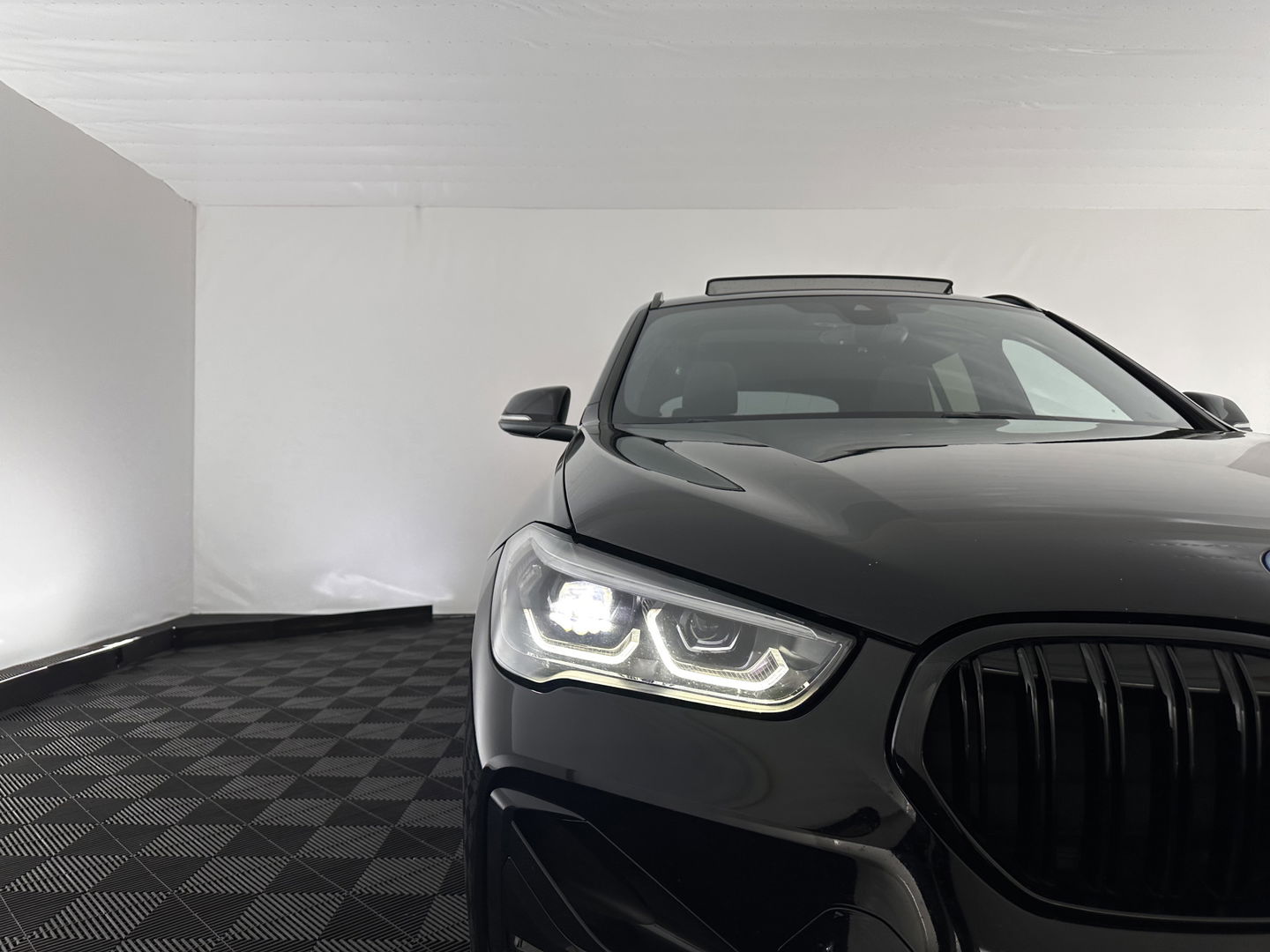 BMW X1 xDrive25e Business Edition Plus (INCL.BTW) Aut. *PANO | HEAD-UP | LEATHER | FULL-LED | HEATED-COMFORTSEATS | CAMERA | PRIVACY-GLASS | NAVI-FULLMAP | ECC | PDC | CRUISE | 18''ALU | TOWBAR*