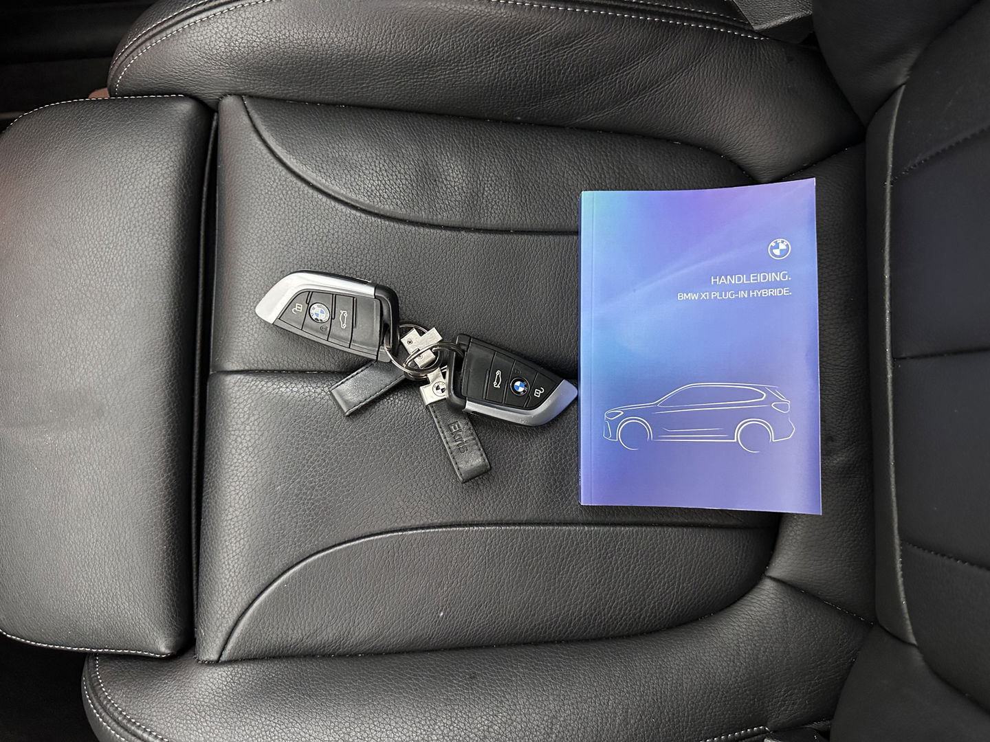 BMW X1 xDrive25e Business Edition Plus (INCL.BTW) Aut. *PANO | HEAD-UP | LEATHER | FULL-LED | HEATED-COMFORTSEATS | CAMERA | PRIVACY-GLASS | NAVI-FULLMAP | ECC | PDC | CRUISE | 18''ALU | TOWBAR*