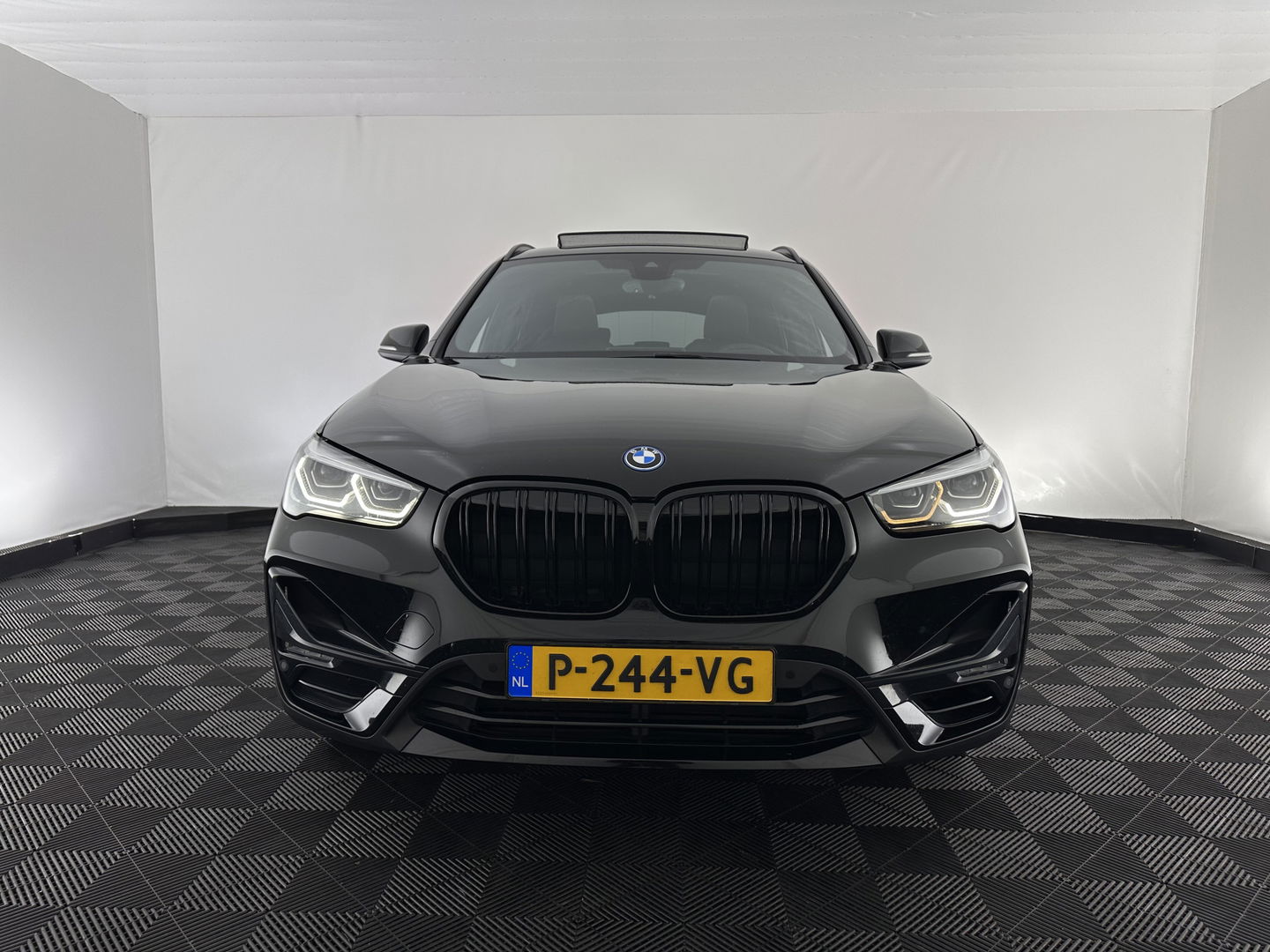 BMW X1 xDrive25e Business Edition Plus (INCL.BTW) Aut. *PANO | HEAD-UP | LEATHER | FULL-LED | HEATED-COMFORTSEATS | CAMERA | PRIVACY-GLASS | NAVI-FULLMAP | ECC | PDC | CRUISE | 18''ALU | TOWBAR*