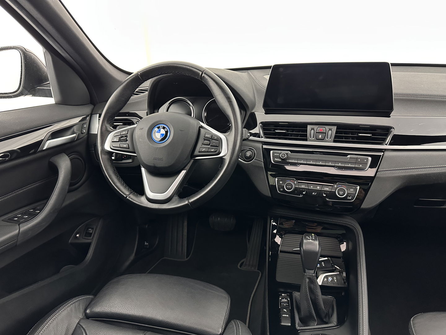 BMW X1 xDrive25e Business Edition Plus (INCL.BTW) Aut. *PANO | HEAD-UP | LEATHER | FULL-LED | HEATED-COMFORTSEATS | CAMERA | PRIVACY-GLASS | NAVI-FULLMAP | ECC | PDC | CRUISE | 18''ALU | TOWBAR*