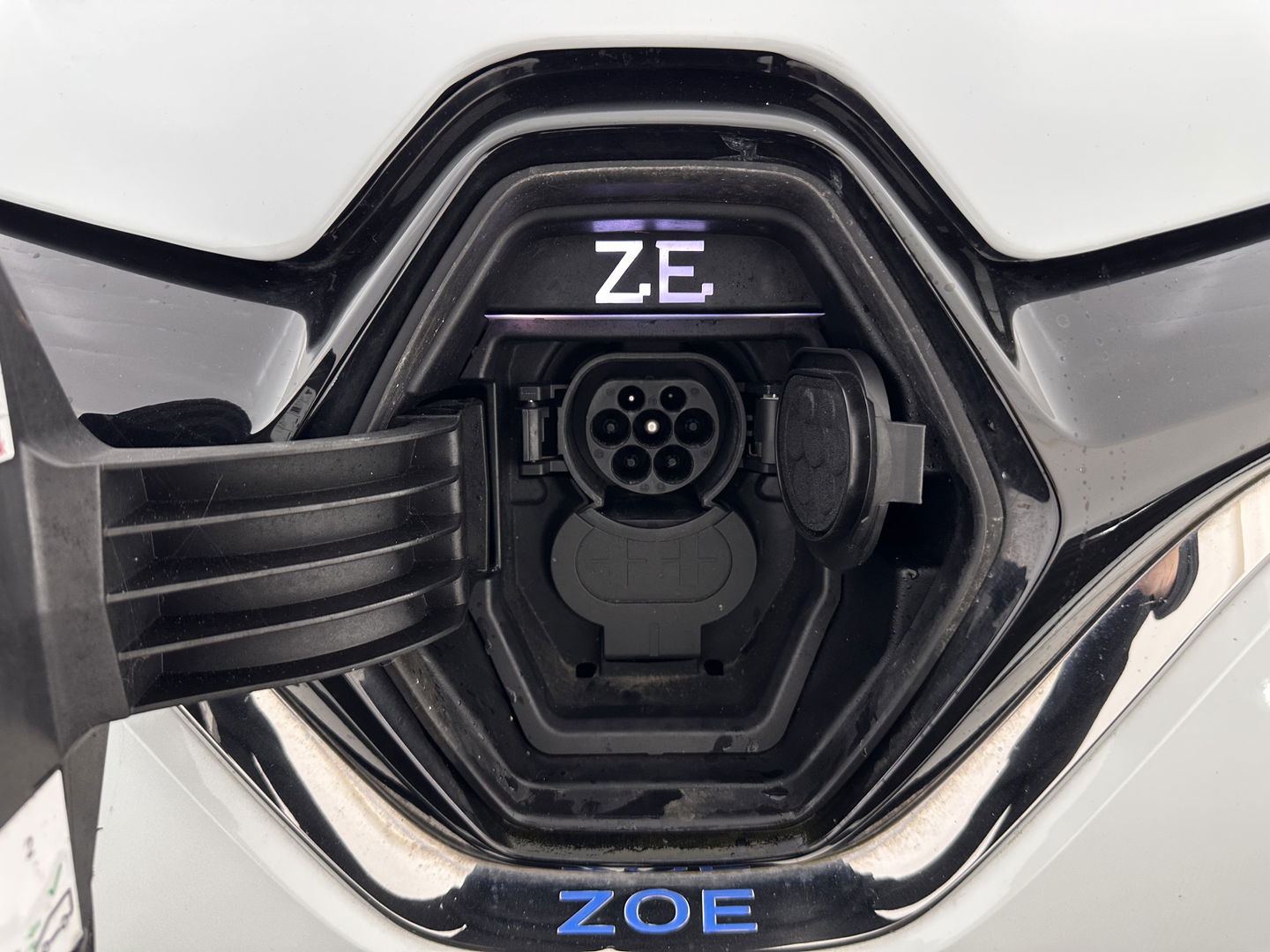 Renault ZOE R110 Life 52 kWh (inclusive-Battery) [ 3-Fase ] {SOH-86%} Aut. *FULL-LED | LEATHER-FABRIC | CAMERA | NAVI-FULLMAP | DAB+ | KEYLESS | HEATED-COMFORTSEATS | LANE-ASSIST | 16''ALU*