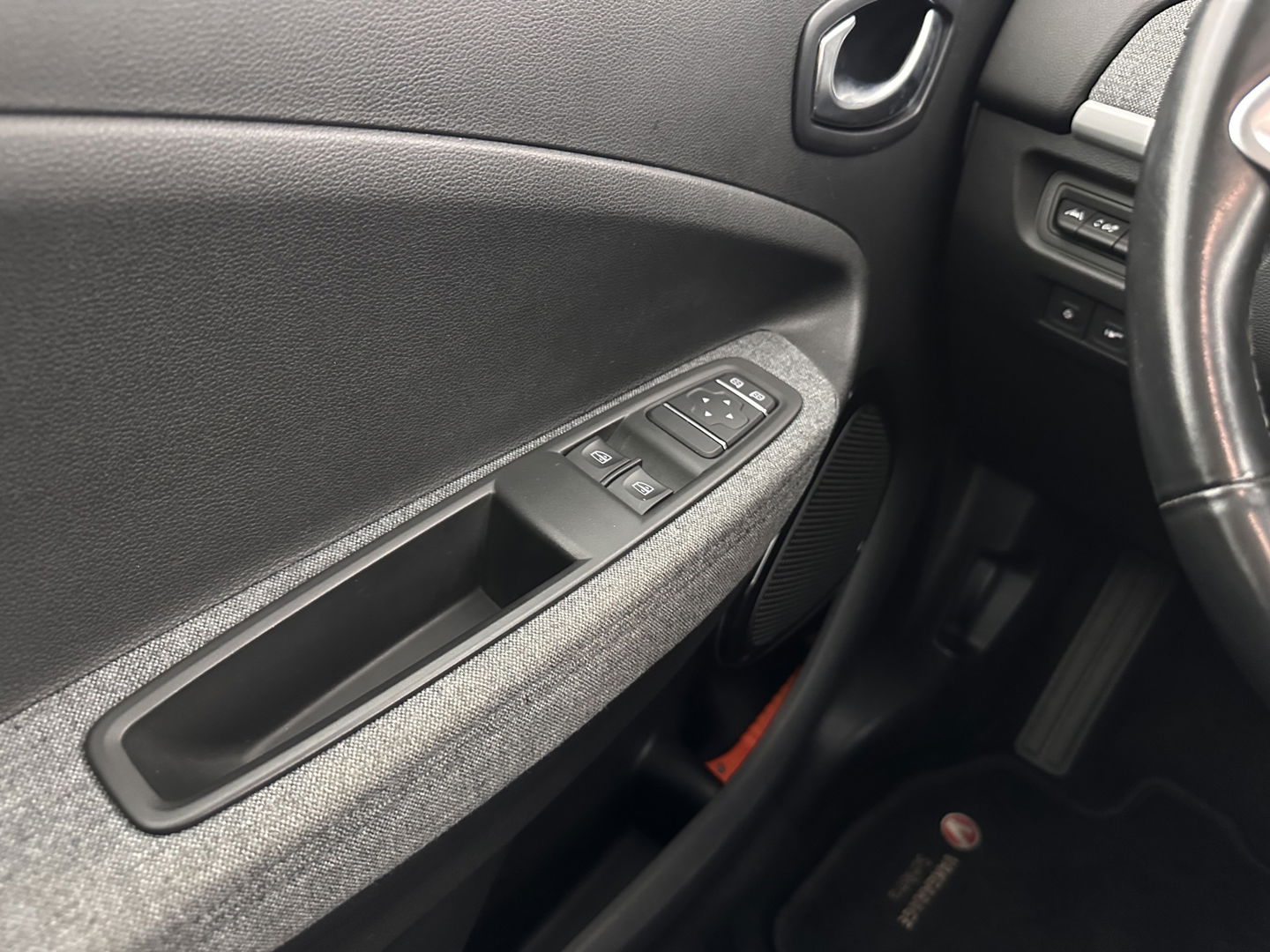 Renault ZOE R110 Life 52 kWh (inclusive-Battery) [ 3-Fase ] {SOH-86%} Aut. *FULL-LED | LEATHER-FABRIC | CAMERA | NAVI-FULLMAP | DAB+ | KEYLESS | HEATED-COMFORTSEATS | LANE-ASSIST | 16''ALU*