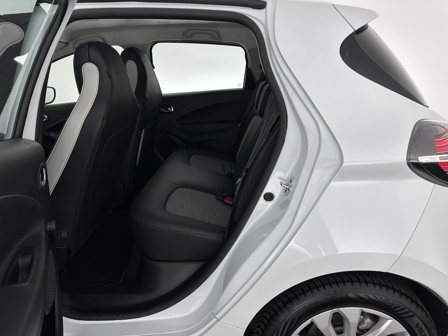 Renault ZOE R110 Life 52 kWh (inclusive-Battery) [ 3-Fase ] {SOH-86%} Aut. *FULL-LED | LEATHER-FABRIC | CAMERA | NAVI-FULLMAP | DAB+ | KEYLESS | HEATED-COMFORTSEATS | LANE-ASSIST | 16''ALU*