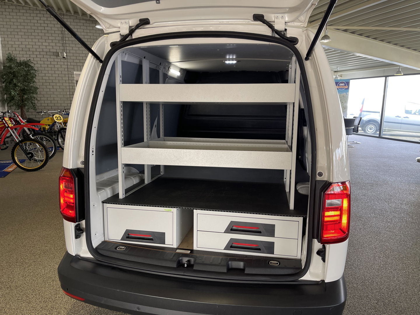 Volkswagen Caddy 2.0 TDI 102pk L2H1 BMT Maxi Comfortline / vaste prijs rijklaar € 13.950 ex btw / lease vanaf € 235 / airco / cruise / pdc achter / omvormer / ingerichte laadruimte !