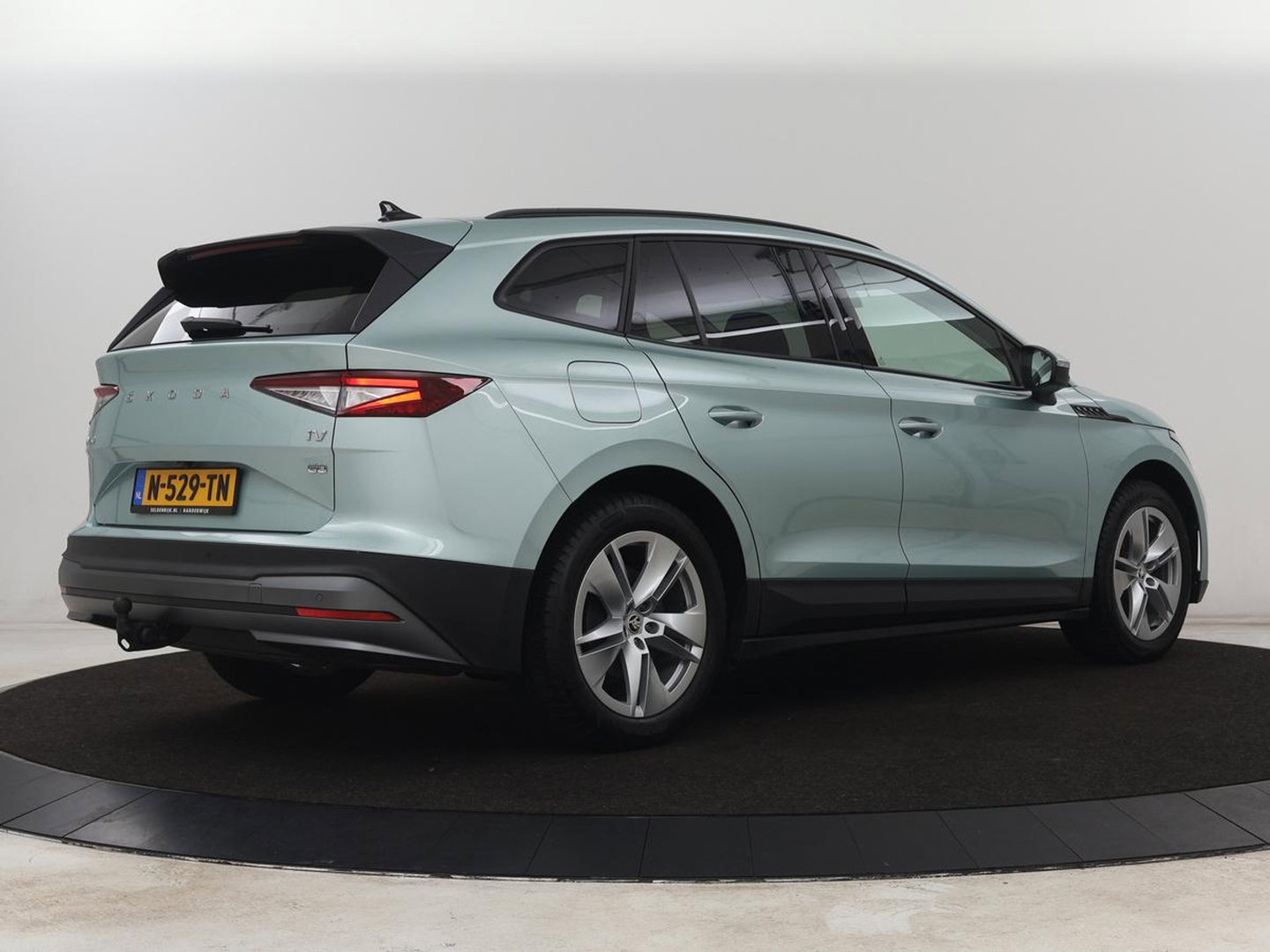 Škoda Enyaq iV 60 | SOH 91% | Trekhaak | Stoelverwarming | Camera | Sportstuur | Carplay | Navigatie | Cruise control | Full LED | Half leder | DAB | Parkeerhulp | Sfeerverlichting | Climate control