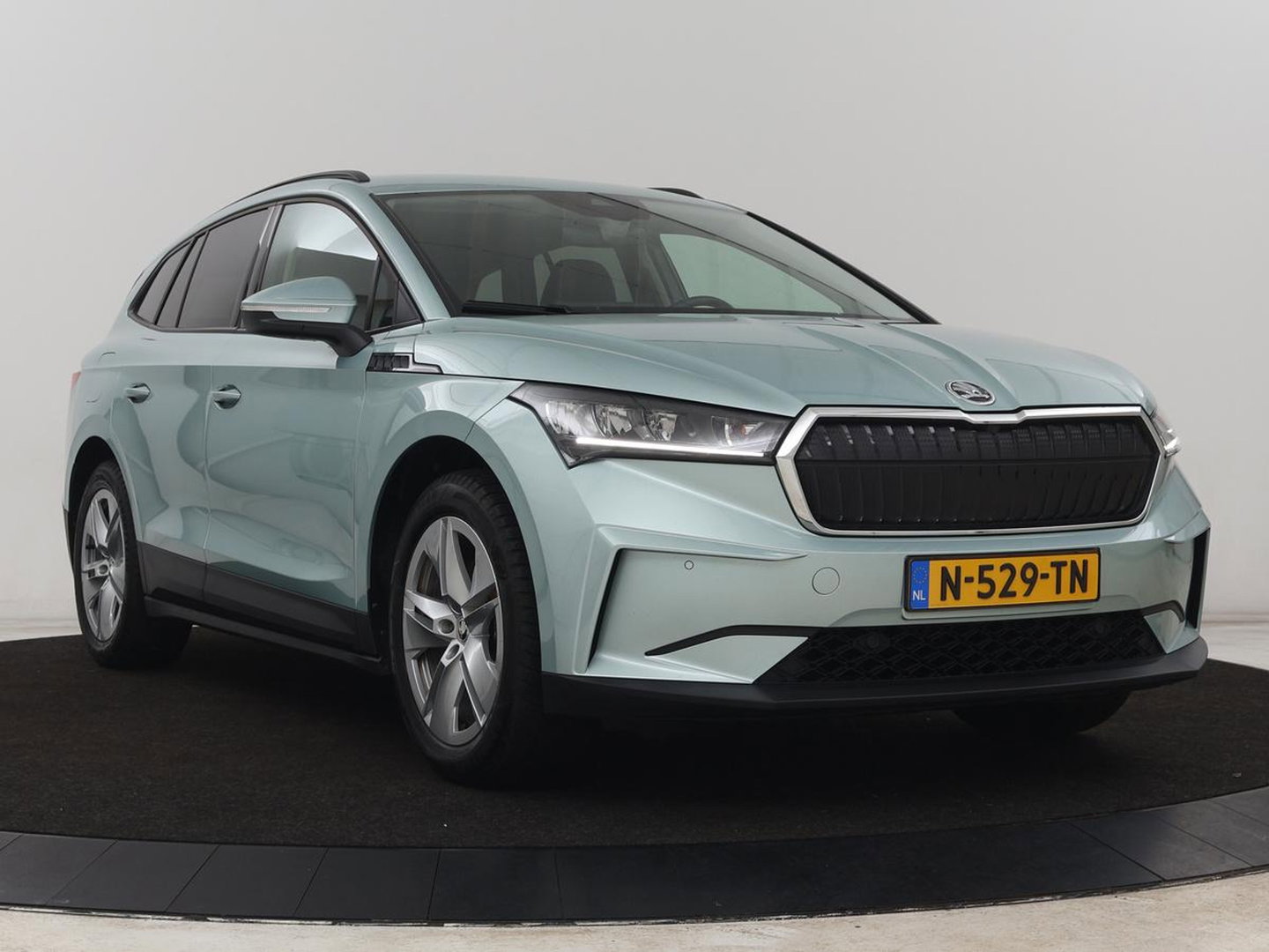 Škoda Enyaq iV 60 | SOH 91% | Trekhaak | Stoelverwarming | Camera | Sportstuur | Carplay | Navigatie | Cruise control | Full LED | Half leder | DAB | Parkeerhulp | Sfeerverlichting | Climate control