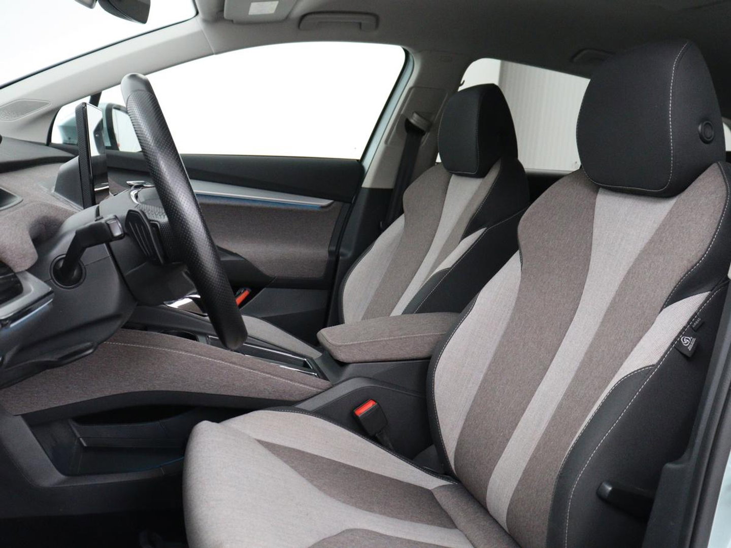 Škoda Enyaq iV 60 | SOH 91% | Trekhaak | Stoelverwarming | Camera | Sportstuur | Carplay | Navigatie | Cruise control | Full LED | Half leder | DAB | Parkeerhulp | Sfeerverlichting | Climate control