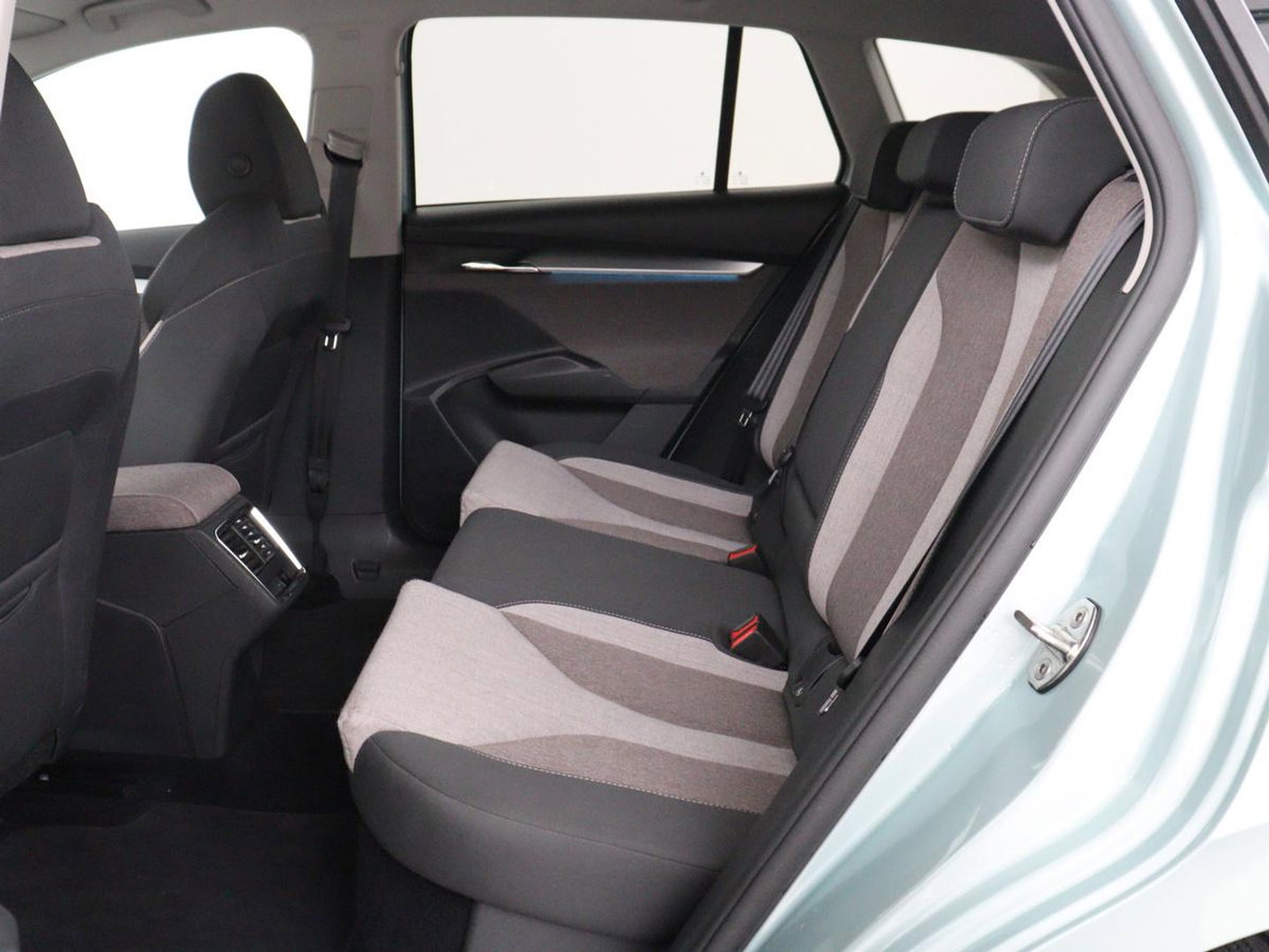 Škoda Enyaq iV 60 | SOH 91% | Trekhaak | Stoelverwarming | Camera | Sportstuur | Carplay | Navigatie | Cruise control | Full LED | Half leder | DAB | Parkeerhulp | Sfeerverlichting | Climate control