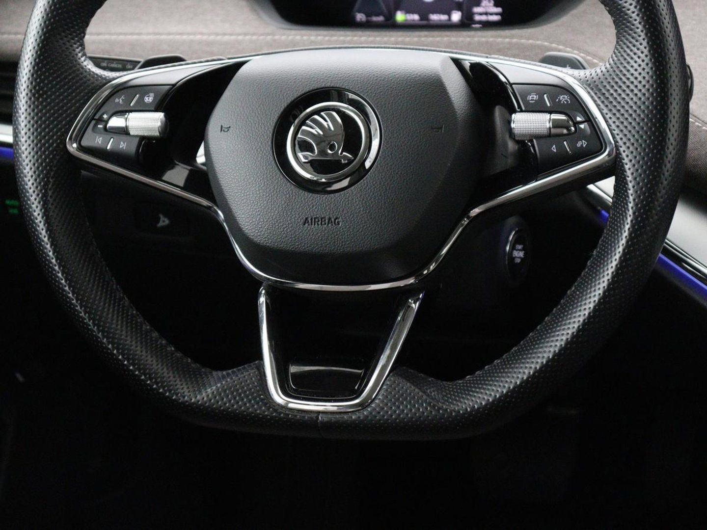 Škoda Enyaq iV 60 | SOH 91% | Trekhaak | Stoelverwarming | Camera | Sportstuur | Carplay | Navigatie | Cruise control | Full LED | Half leder | DAB | Parkeerhulp | Sfeerverlichting | Climate control