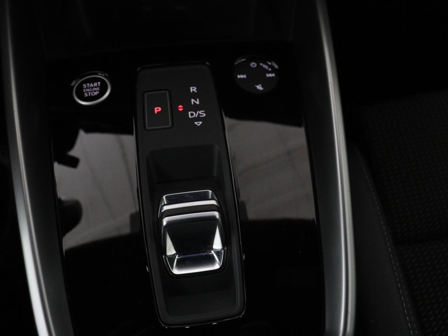 Audi A3 30 TFSI S edition | Sportstoelen | Carplay | Virtual Cockpit | Half leder | Climate control | Full LED | Cruise control | Parkeerhulp | Audi Sound | Getint glas