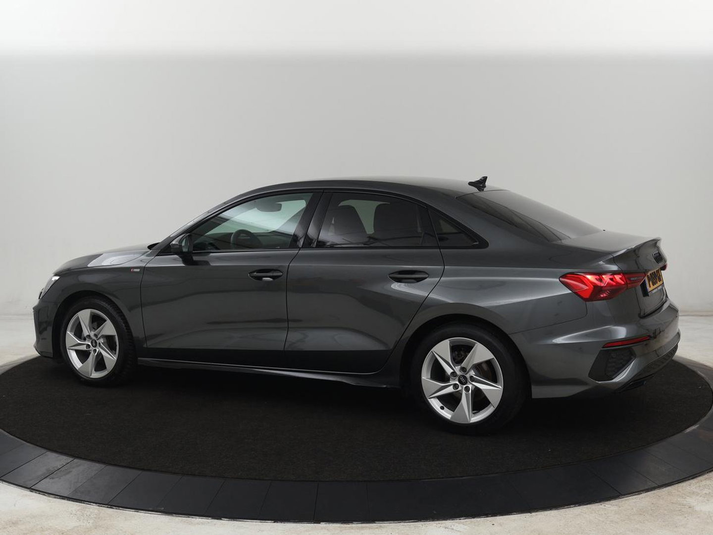 Audi A3 30 TFSI S edition | Sportstoelen | Carplay | Virtual Cockpit | Half leder | Climate control | Full LED | Cruise control | Parkeerhulp | Audi Sound | Getint glas