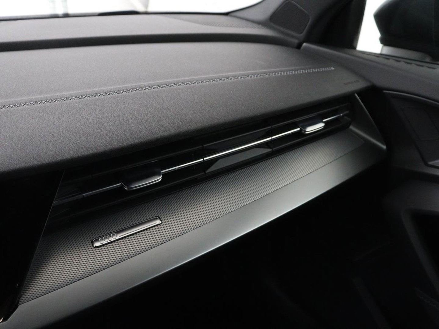 Audi A3 30 TFSI S edition | Sportstoelen | Carplay | Virtual Cockpit | Half leder | Climate control | Full LED | Cruise control | Parkeerhulp | Audi Sound | Getint glas