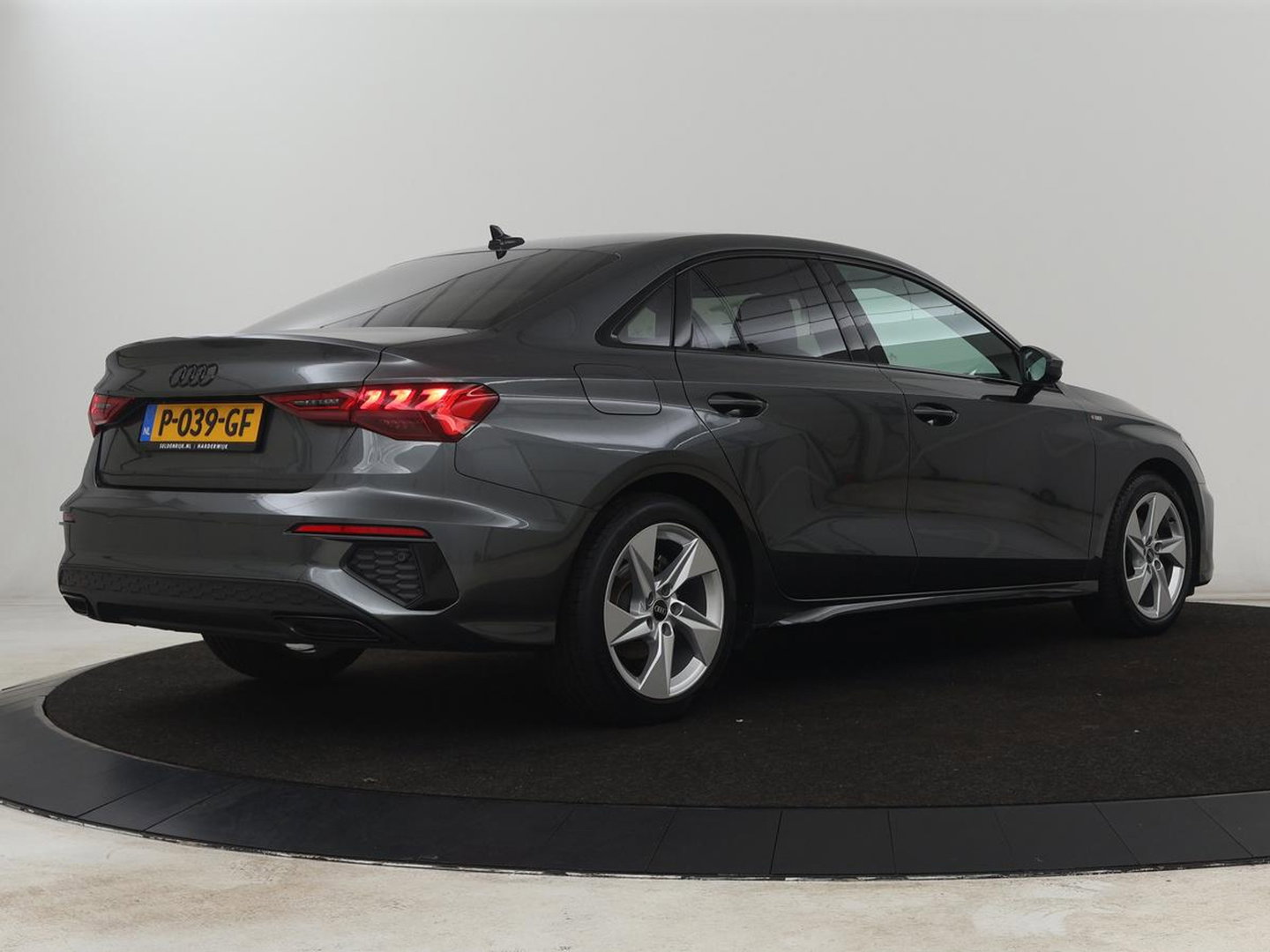 Audi A3 30 TFSI S edition | Sportstoelen | Carplay | Virtual Cockpit | Half leder | Climate control | Full LED | Cruise control | Parkeerhulp | Audi Sound | Getint glas