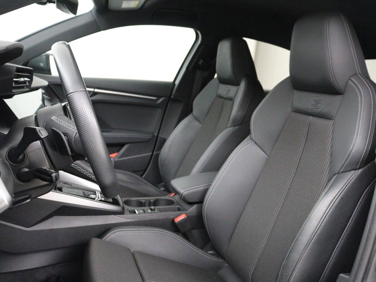Audi A3 30 TFSI S edition | Sportstoelen | Carplay | Virtual Cockpit | Half leder | Climate control | Full LED | Cruise control | Parkeerhulp | Audi Sound | Getint glas