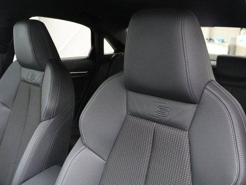 Audi A3 30 TFSI S edition | Sportstoelen | Carplay | Virtual Cockpit | Half leder | Climate control | Full LED | Cruise control | Parkeerhulp | Audi Sound | Getint glas