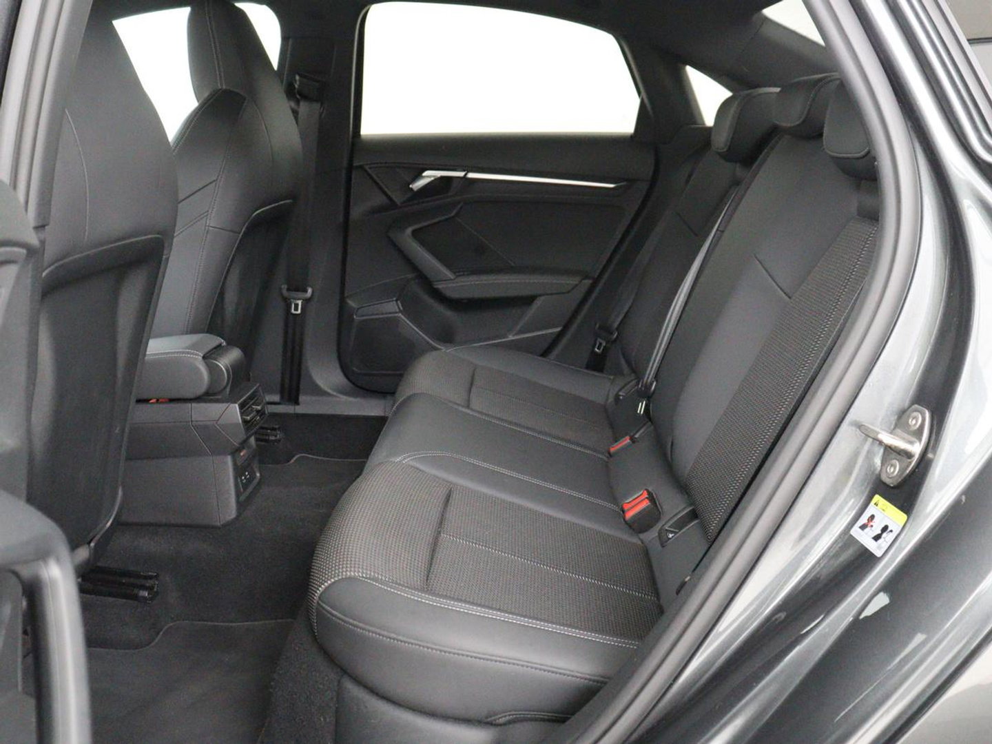 Audi A3 30 TFSI S edition | Sportstoelen | Carplay | Virtual Cockpit | Half leder | Climate control | Full LED | Cruise control | Parkeerhulp | Audi Sound | Getint glas