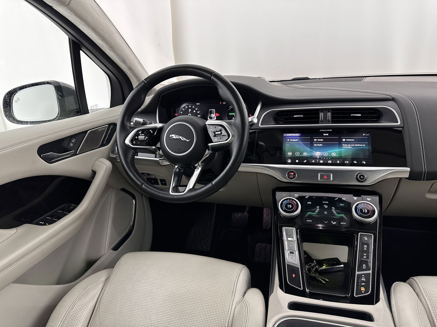 Jaguar I-PACE EV400 First Edition 90 kWh *PANO | LEATHER | MATRIX-LED | MERIDIAN | TOPVIEW | BLINDSPOT | MEMORY-PACK | DIGI-COCKPIT | KEYLESS | HEAD-UP | NAVI-FULLMAP | HEATED-SPORTSEATS | DAB+ | AMBIENTLIGHT | TOWBAR | 20"ALU*