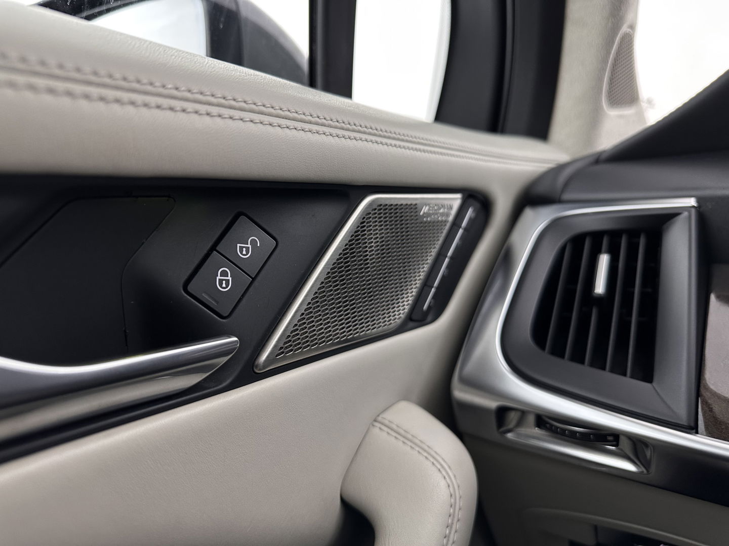 Jaguar I-PACE EV400 First Edition 90 kWh *PANO | LEATHER | MATRIX-LED | MERIDIAN | TOPVIEW | BLINDSPOT | MEMORY-PACK | DIGI-COCKPIT | KEYLESS | HEAD-UP | NAVI-FULLMAP | HEATED-SPORTSEATS | DAB+ | AMBIENTLIGHT | TOWBAR | 20"ALU*