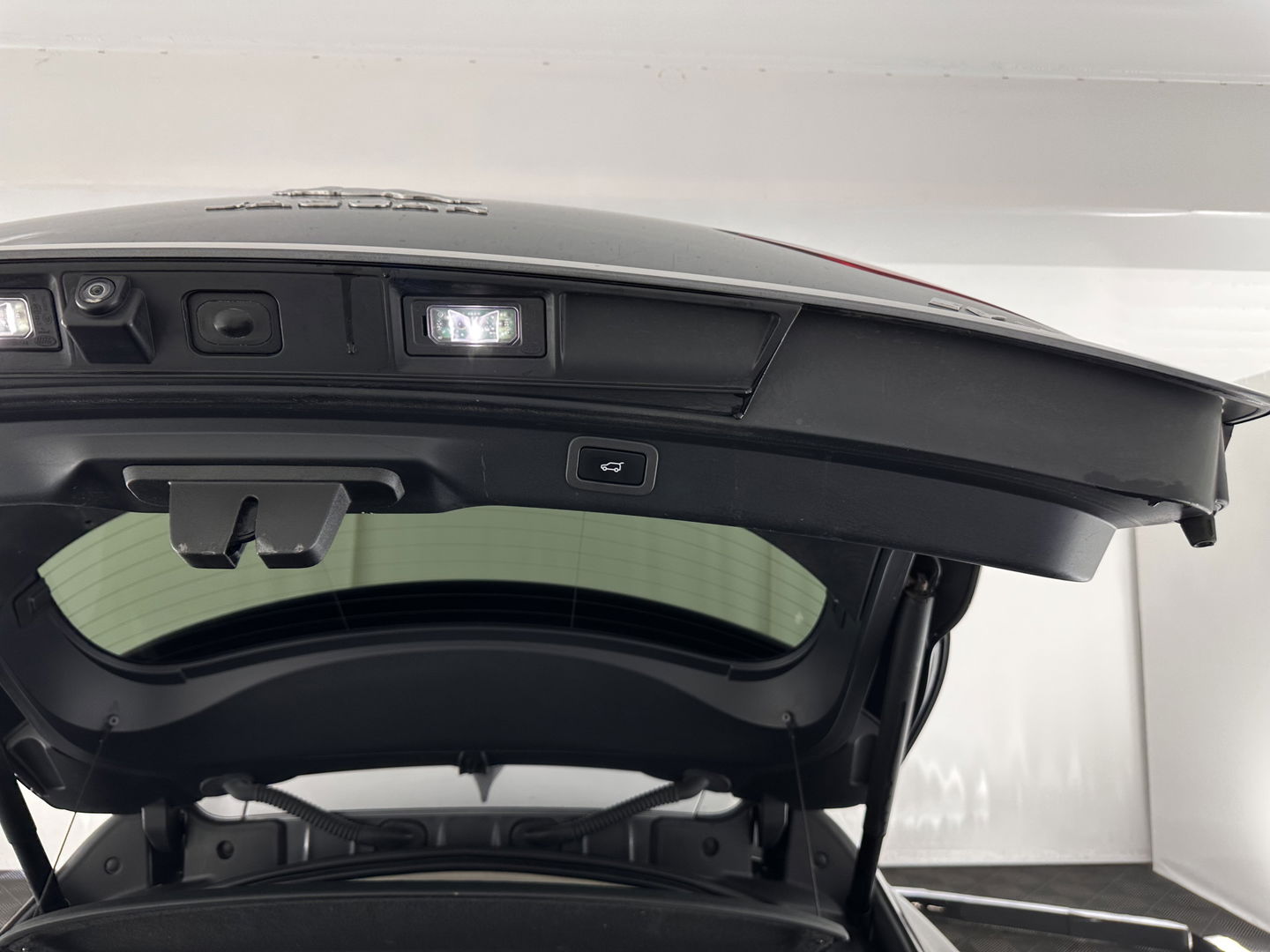 Jaguar I-PACE EV400 First Edition 90 kWh *PANO | LEATHER | MATRIX-LED | MERIDIAN | TOPVIEW | BLINDSPOT | MEMORY-PACK | DIGI-COCKPIT | KEYLESS | HEAD-UP | NAVI-FULLMAP | HEATED-SPORTSEATS | DAB+ | AMBIENTLIGHT | TOWBAR | 20"ALU*