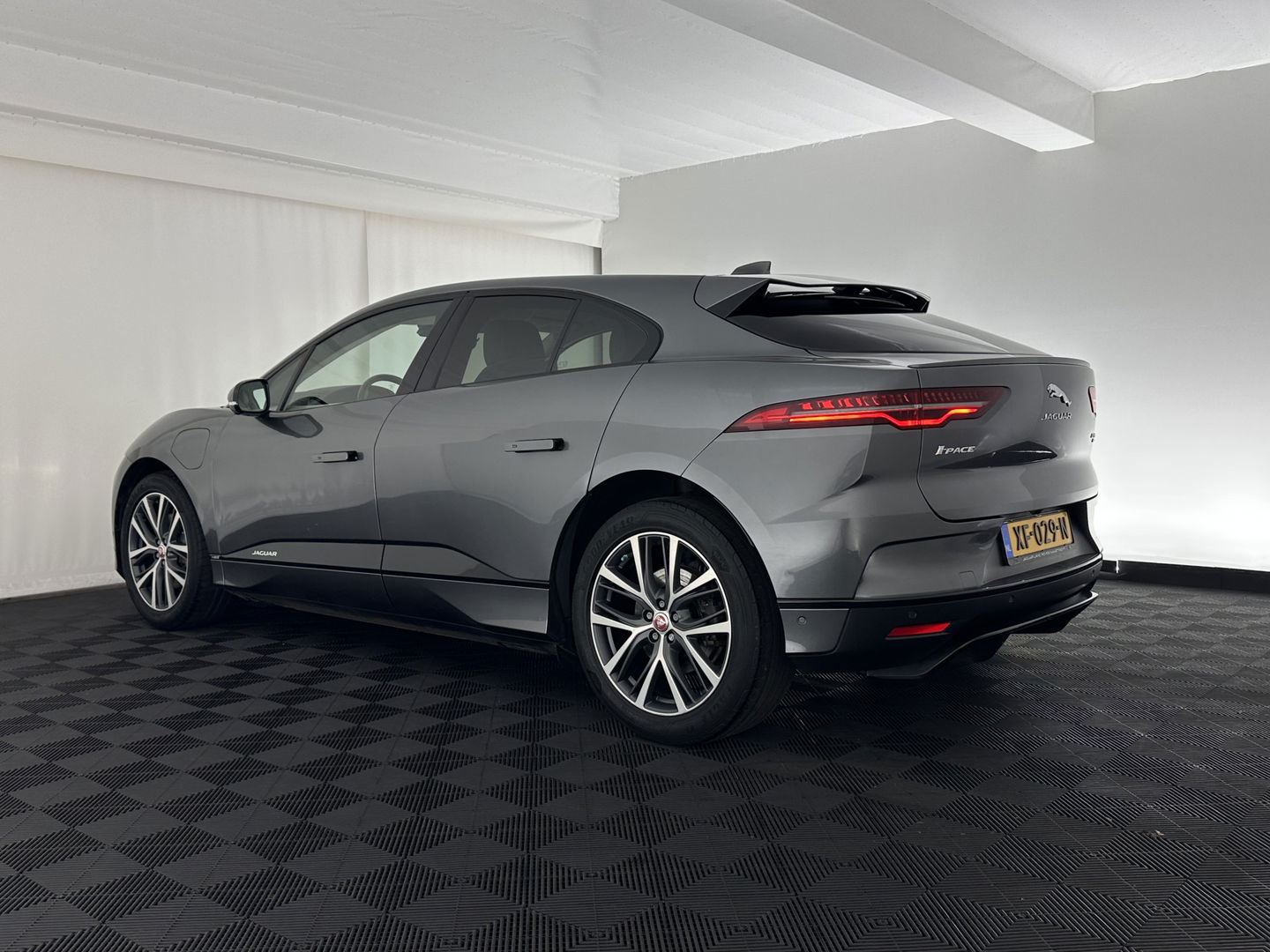 Jaguar I-PACE EV400 First Edition 90 kWh *PANO | LEATHER | MATRIX-LED | MERIDIAN | TOPVIEW | BLINDSPOT | MEMORY-PACK | DIGI-COCKPIT | KEYLESS | HEAD-UP | NAVI-FULLMAP | HEATED-SPORTSEATS | DAB+ | AMBIENTLIGHT | TOWBAR | 20"ALU*