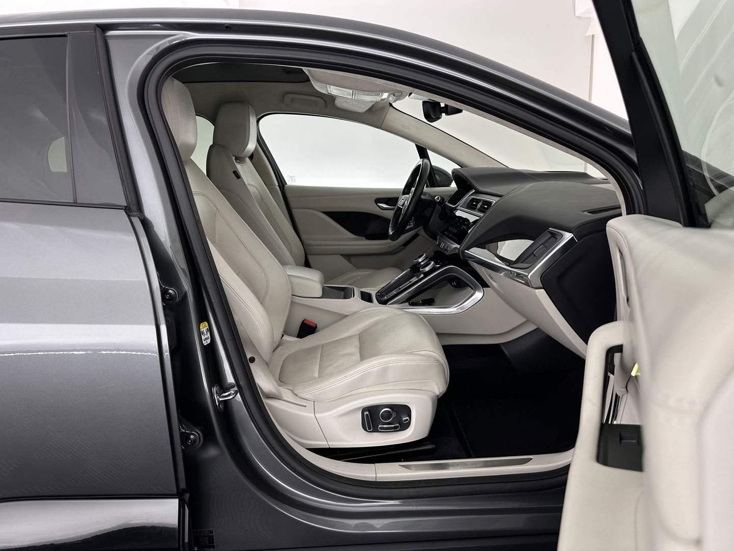 Jaguar I-PACE EV400 First Edition 90 kWh *PANO | LEATHER | MATRIX-LED | MERIDIAN | TOPVIEW | BLINDSPOT | MEMORY-PACK | DIGI-COCKPIT | KEYLESS | HEAD-UP | NAVI-FULLMAP | HEATED-SPORTSEATS | DAB+ | AMBIENTLIGHT | TOWBAR | 20"ALU*